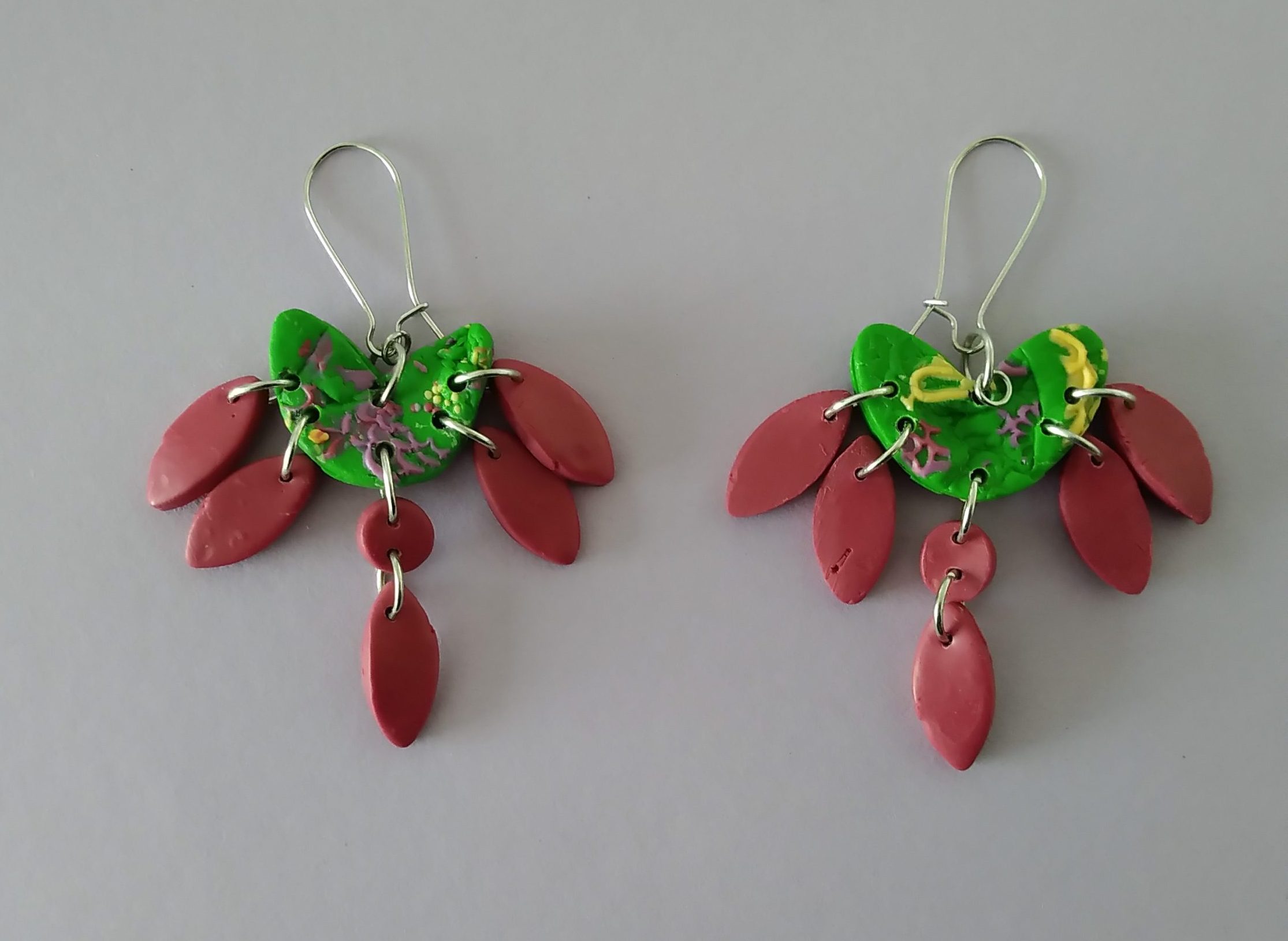 Collection de boucles d'oreilles en pâte polymère – Image 4