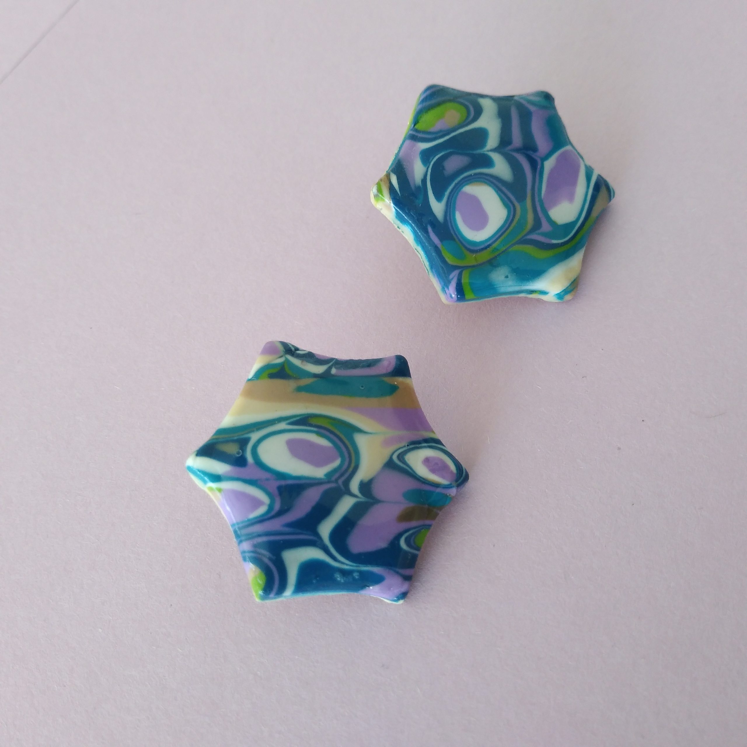 Collection de boucles d'oreilles en pâte polymère – Image 2